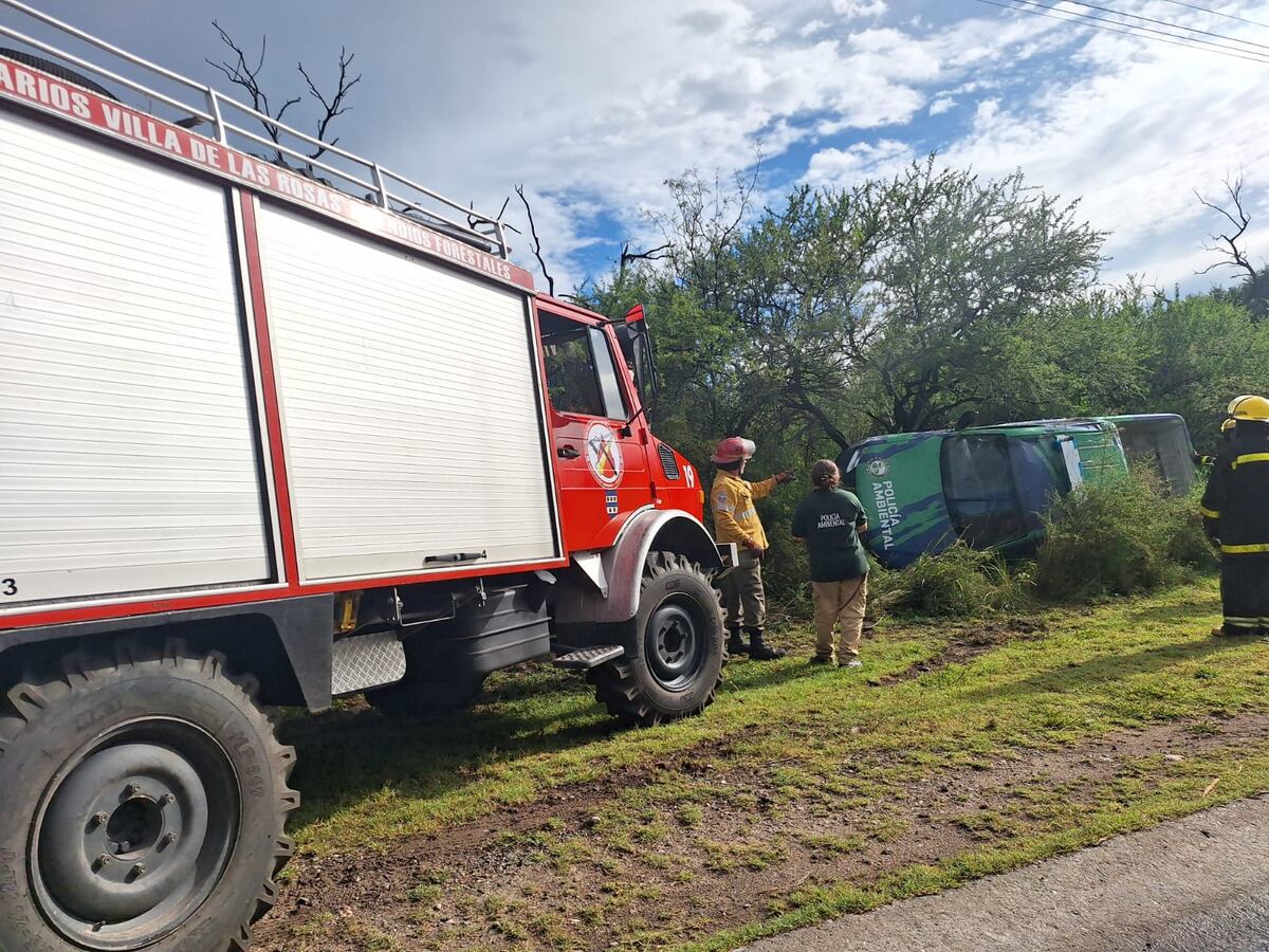 Una camioneta de la Policía Ambiental perdió el control y volcó: la conductora sufrió heridas leves. (Foto: gentileza Radio Power Villa Dolores)