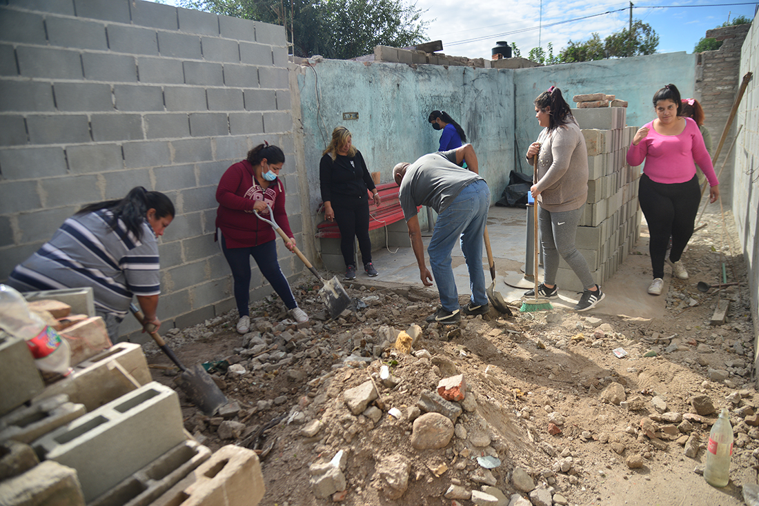 Cooperativa de mujeres que se cfeo en pandemia para conseguir trabajo. Ahora estan levantando su propio comedor. Barrio Cooperativa Atalaya. Foto: (Pedro Castillo / La Voz)