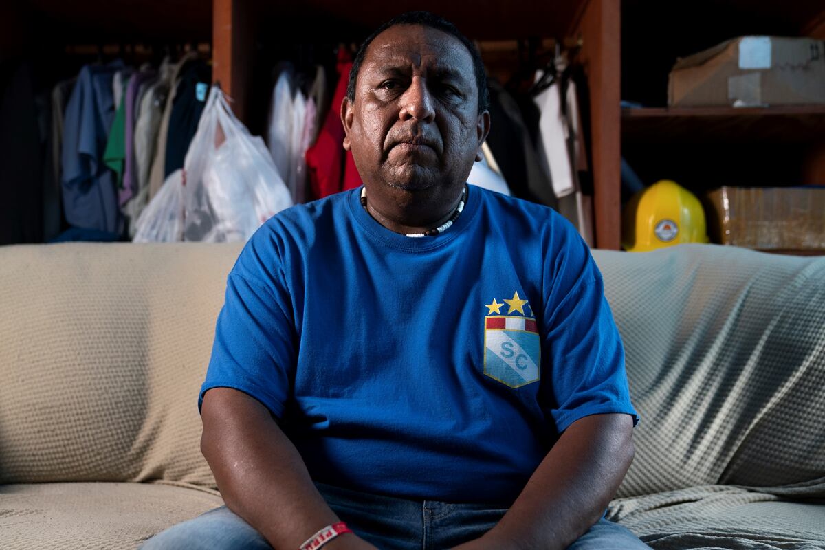 Franklin Anchahua, empleado contratado de manera informal para limpiar las zonas afectadas por los ataques terroristas. (AP)