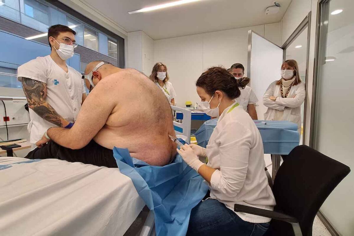 Paciente recibe una dosis de Tofersen contra un tipo específico de ELA. (Hospital Germans Trias)