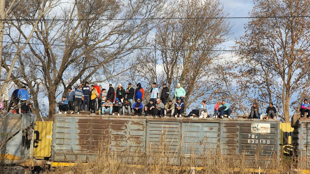La hinchada de Alberdi de Río Cuarto se ubicó en vagones de ferrocarril para alentar al equipo ante Acción Juvenil de General Deheza. (Gentileza Denise Audrito)