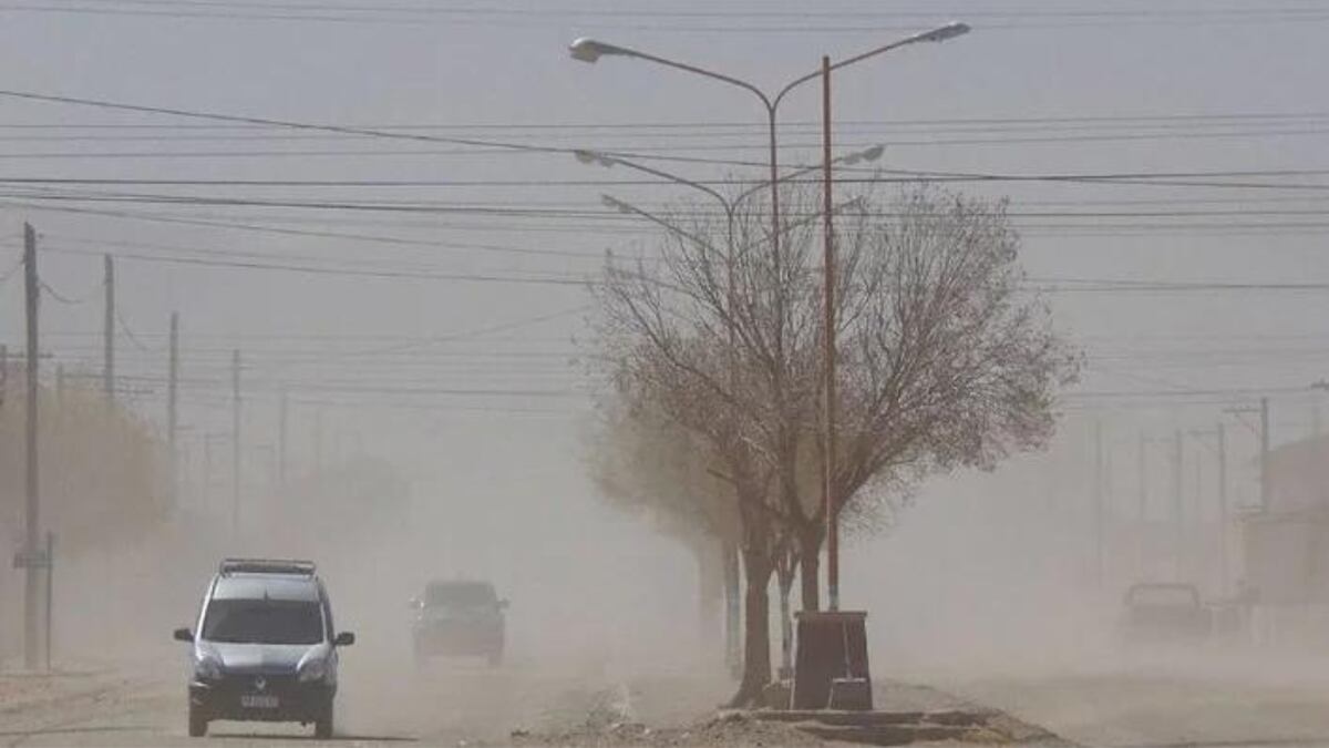 Suspenden las clases en Mendoza por viento zonda: ¿qué departamentos se ven afectados?