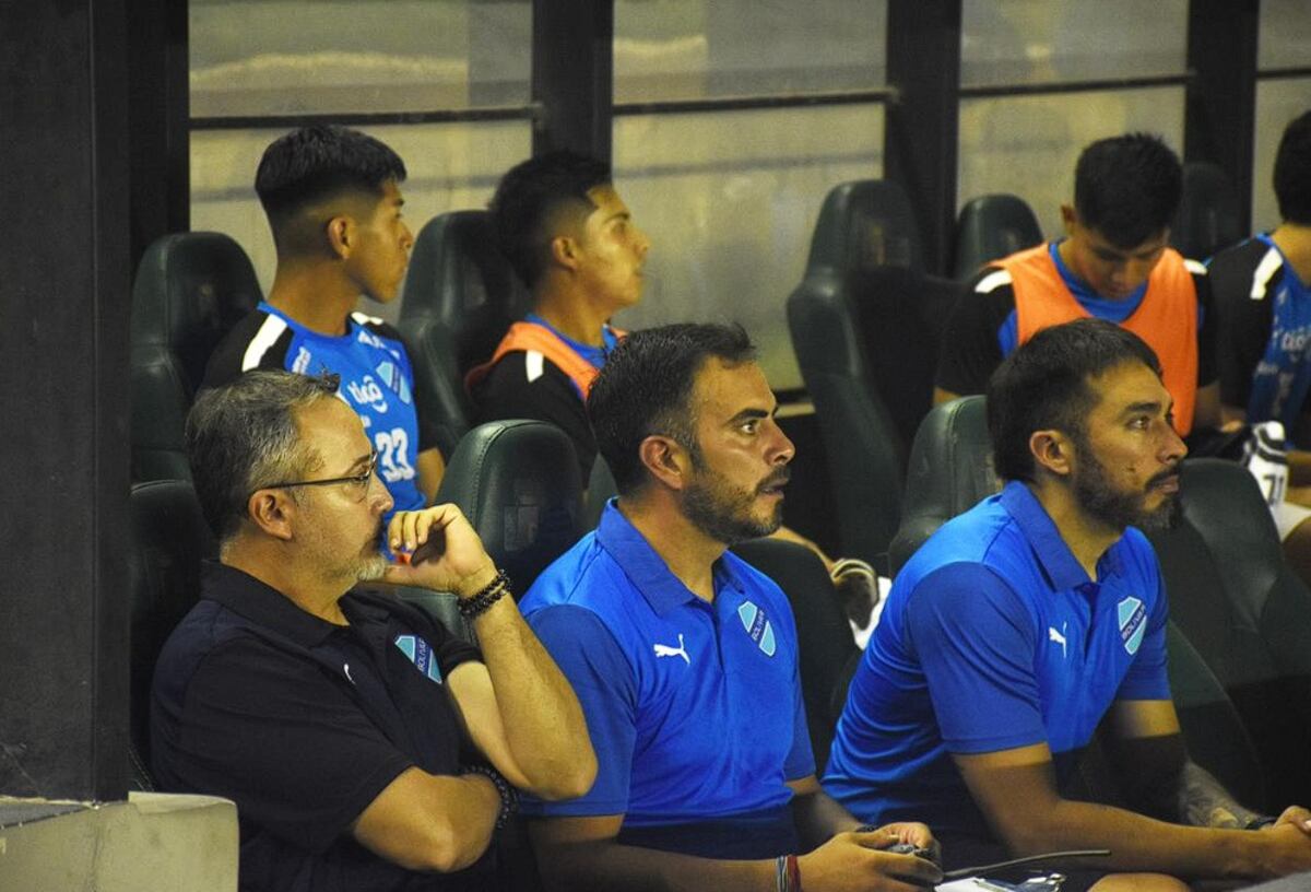 Flavio Robatto en el banco de suplentes del Bolívar.