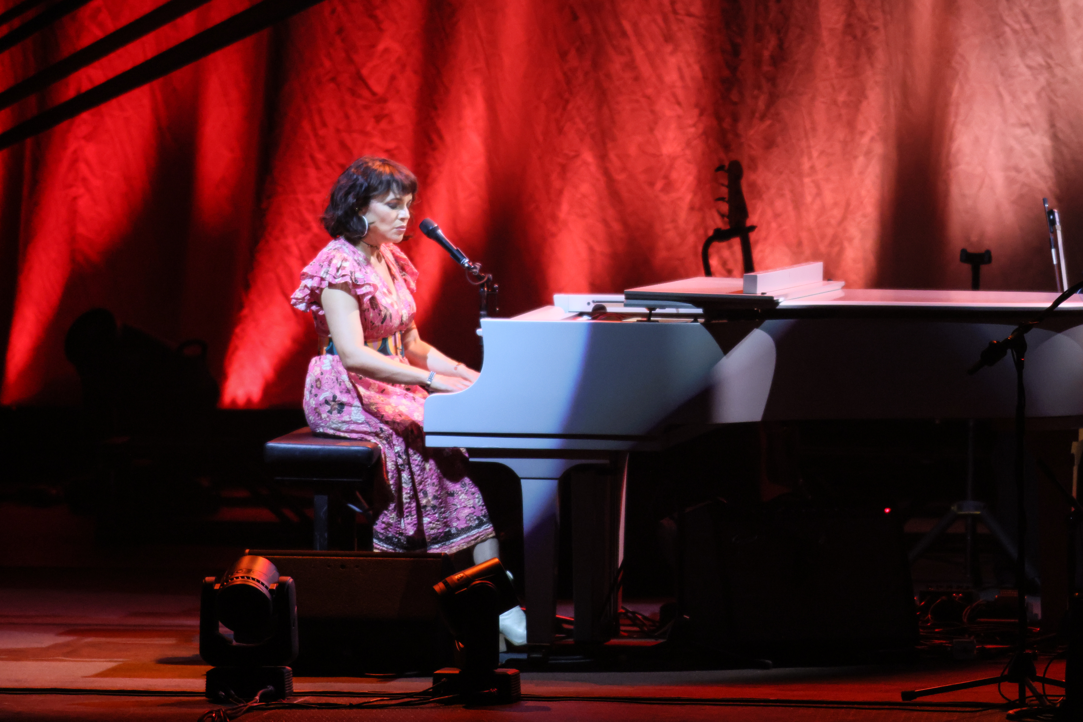 Norah Jones, en su reciente show en el porteño Movistar Arena. (Gentileza Gallo Bluggerman)