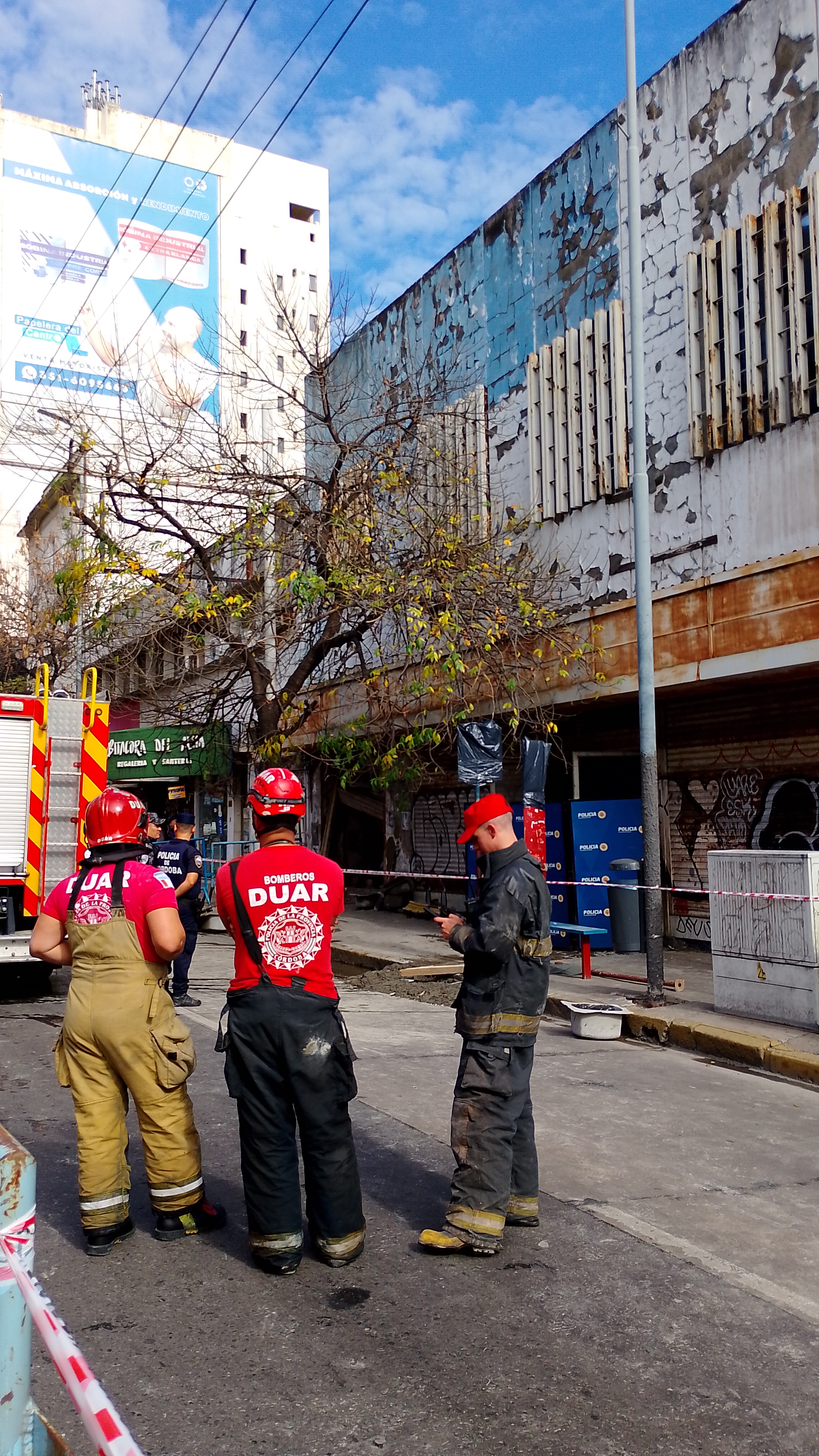 Derrumbe en el centro de Córdoba. Falleció un obrero de 60 años mientras trabajaba y otros resultaron lesionados. (La Voz).