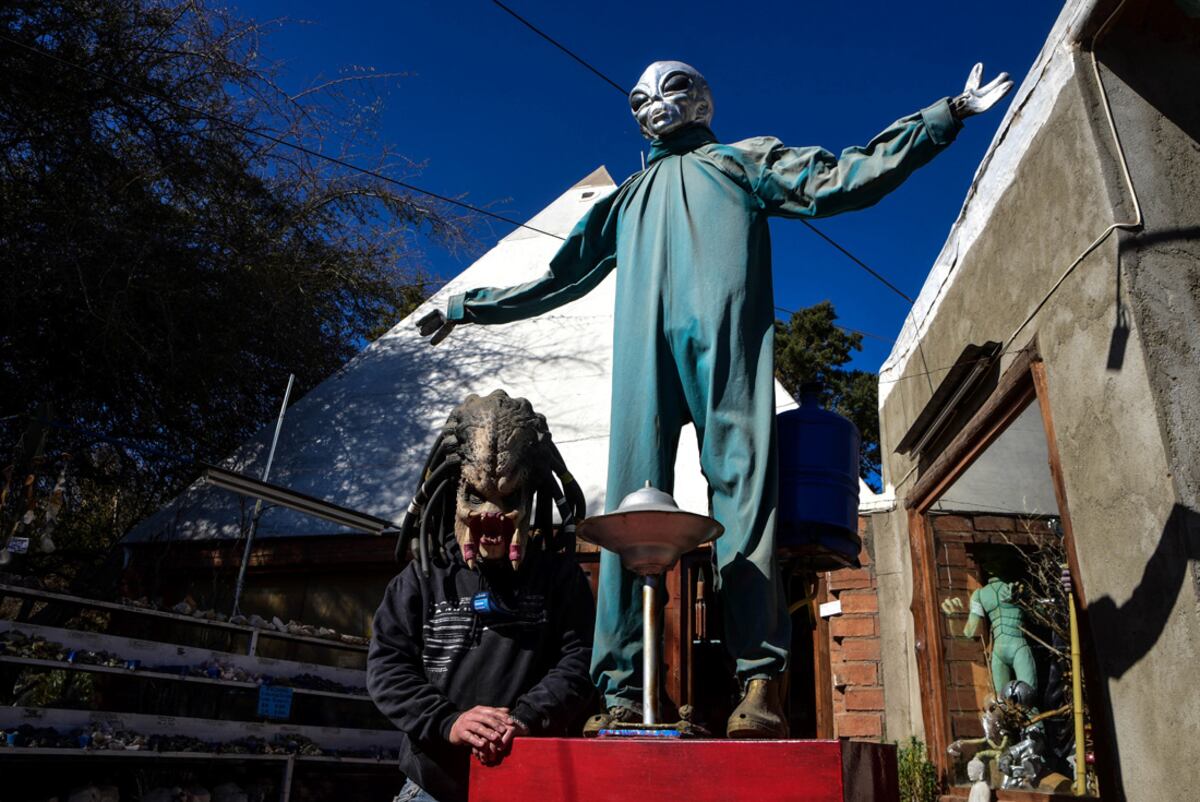 Un imán para turistas: posar junto al "extraterrestre", en una esquina de Capilla del Monte. (La Voz)