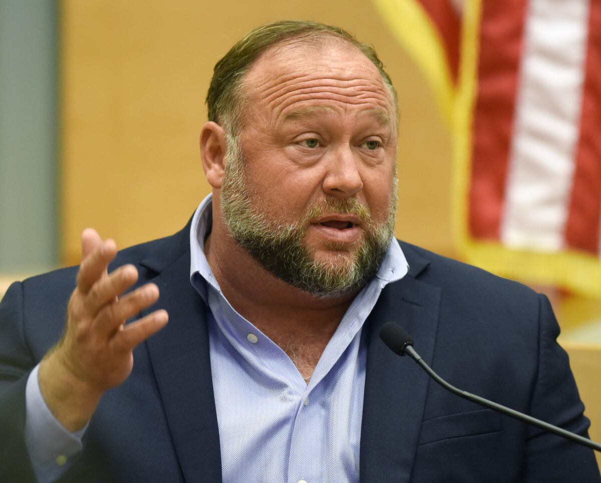 Alex Jones. (Tyler Sizemore/Hearst Connecticut Media vía AP, Pool/Archivo)