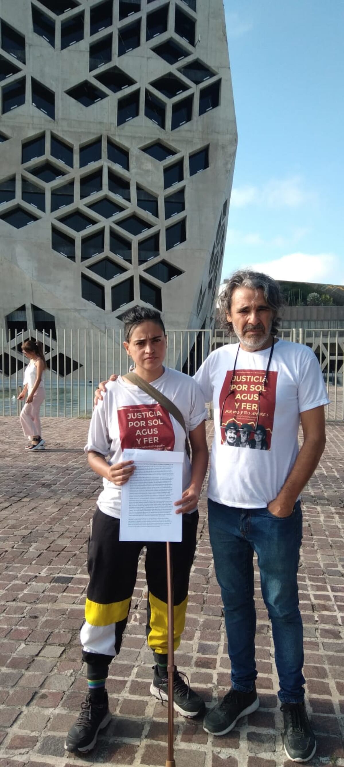 Discapacidad. Todavía con bastón, Fernanda Guardia arrastra secuelas por las heridas recibidas en sus piernas. Junto a Carlos Viñolo también se presentaron en el edificio del Panal, sede del Ejecutivo provincial. (Archivo)