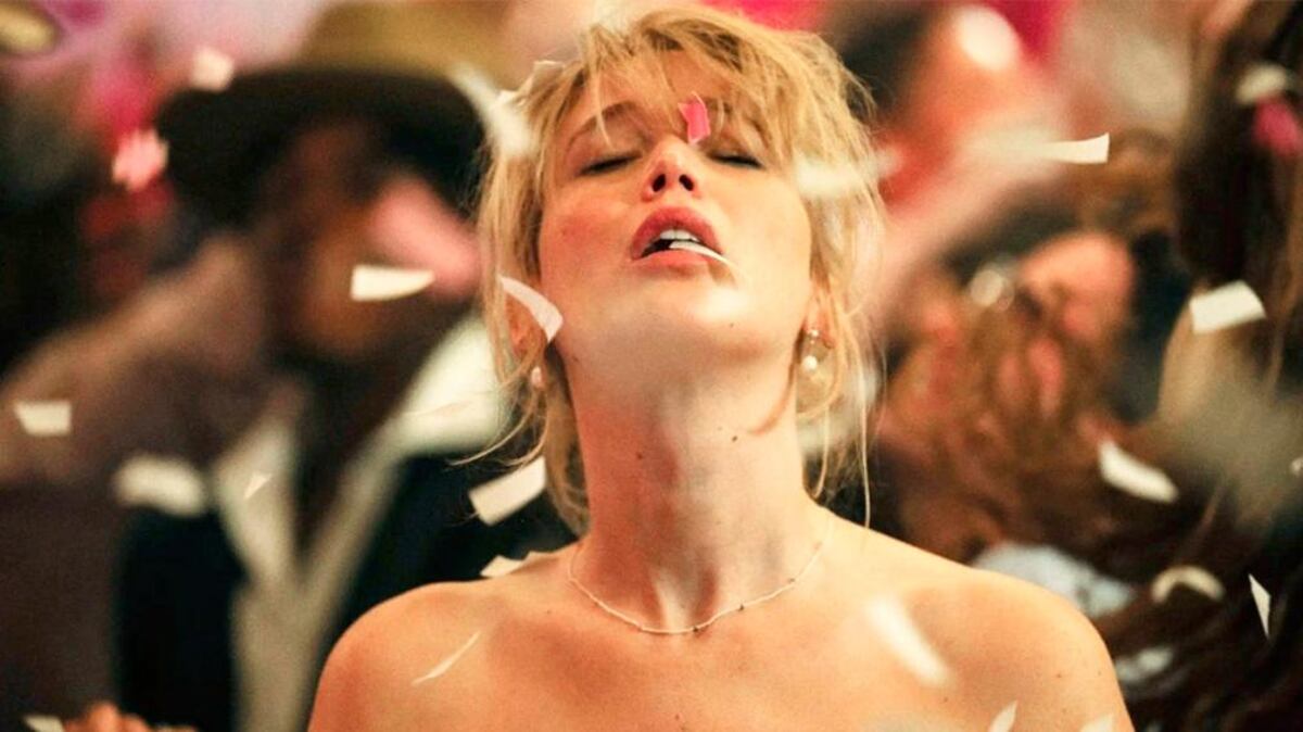 Miradas opuestas de Mátate, amor, la nueva película con Jennifer Lawrence
