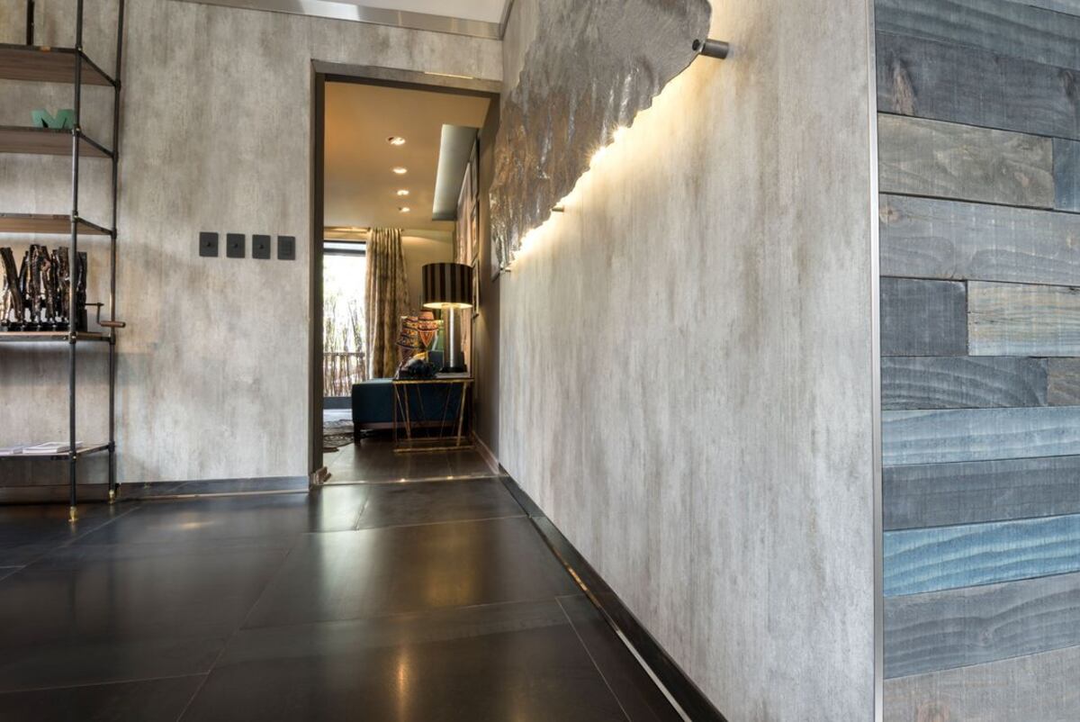 Detalles de perfiles de aluminio y perfil led detrás de moldura - @atrim_global - Ph: @pinterest / Ferrocons