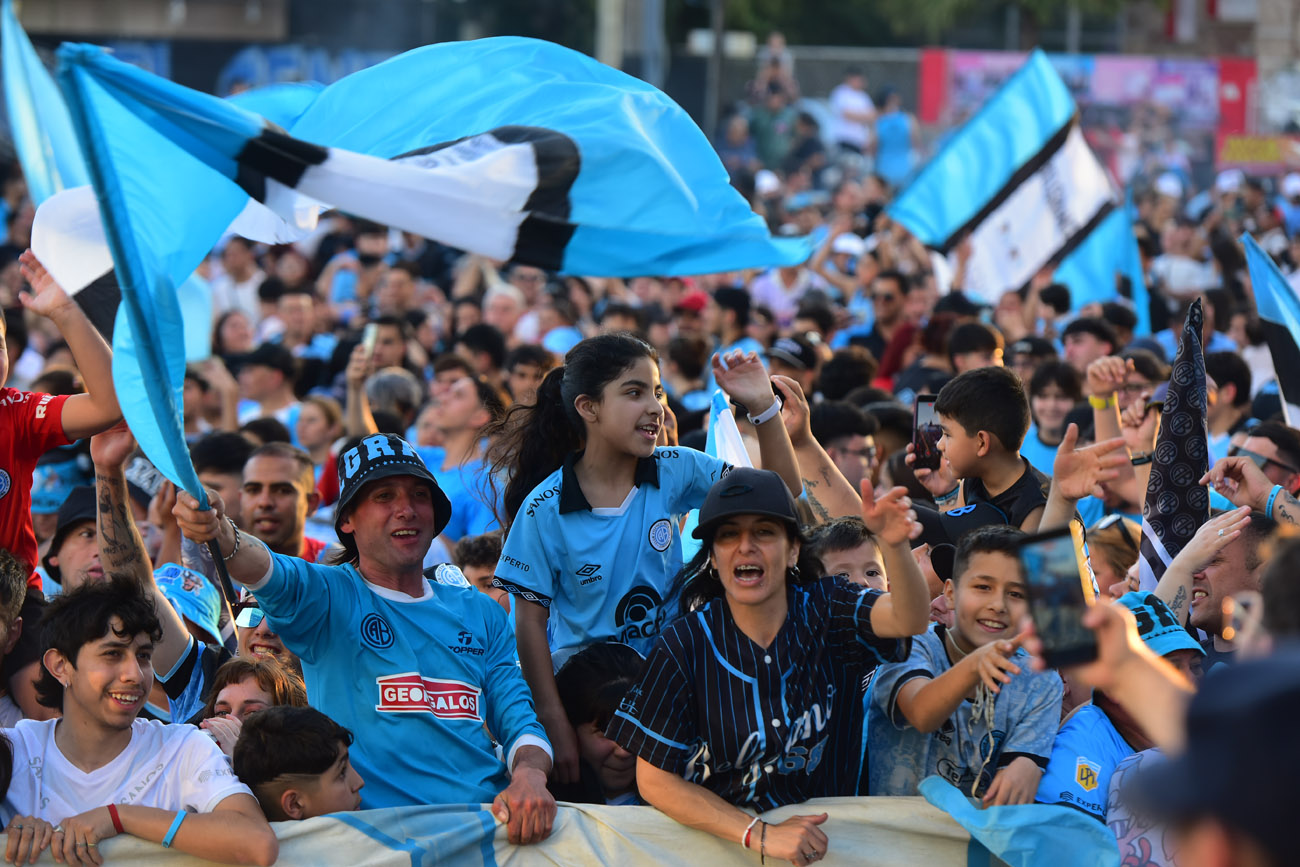 Banderazo de Belgrano en el Hotel Quinto Centenario, el día previo al clásico con Talleres.  (Nicolás Bravo / La Voz)