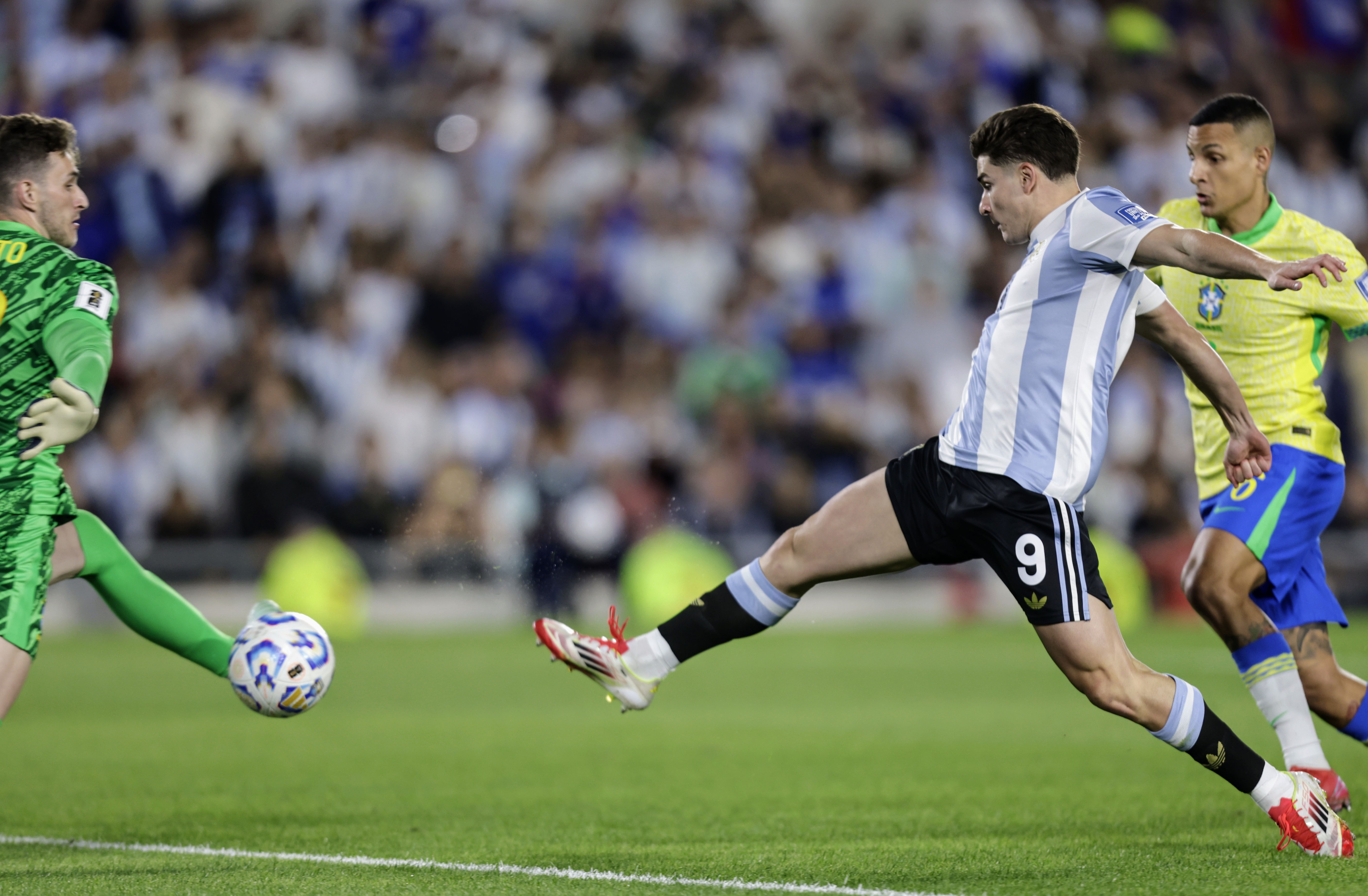 Julián Álvarez definiendo para el 1-0 de Argentina ante Brasil. (Fotobaires)