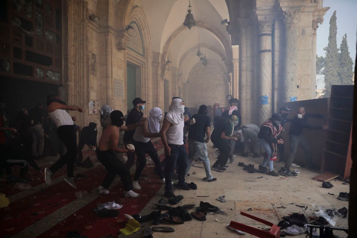 Palestinos chocan con fuerzas de seguridad israelíes en el complejo de la Mezquita de Al-Aqsa. (AP)