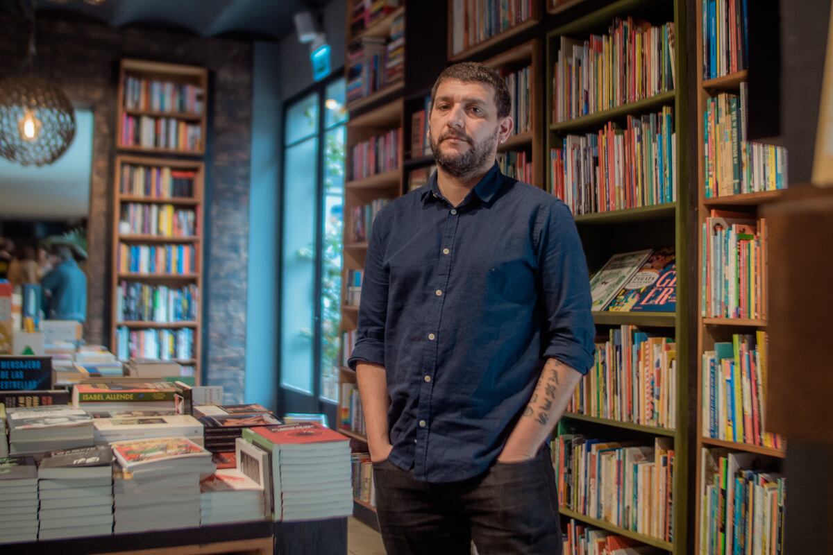 El uruguayo se caracteriza por publicar sus libros en diferentes editoriales. "El proceso te va hablando", dice. (Gentileza Max Argibay).