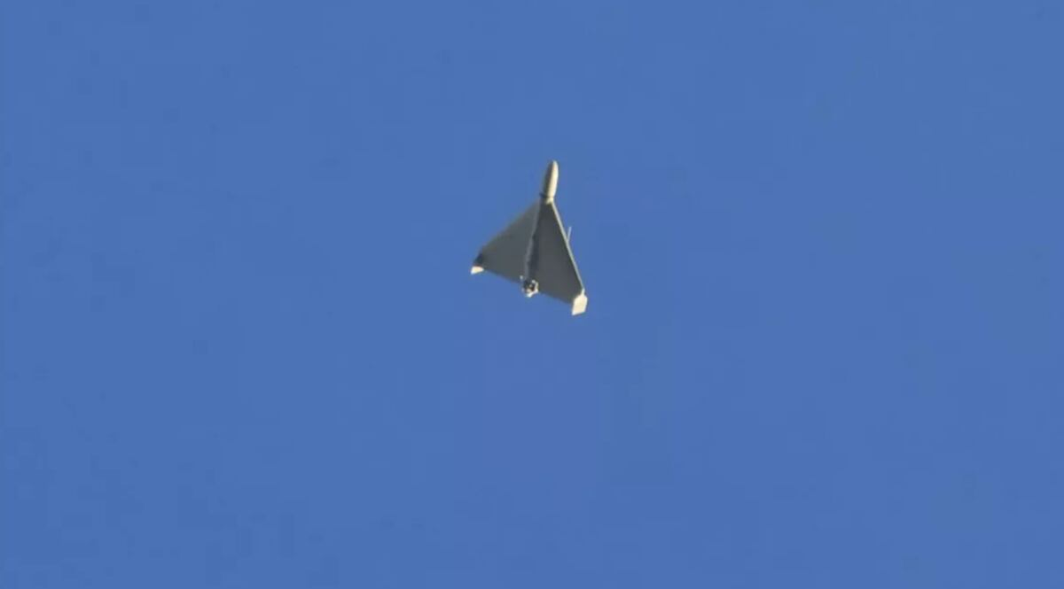 Un dron se ve en el cielo segundos antes de atacar edificios en Kiev, Ucrania, el lunes 17 de octubre de 2022. (AP Foto/Efrem Lukatsky)(Efrem Lukatsky / Associated Press)