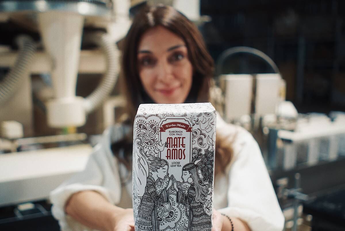 Belén muestra la nueva línea de yerba mate Mate Amos de su empresa.