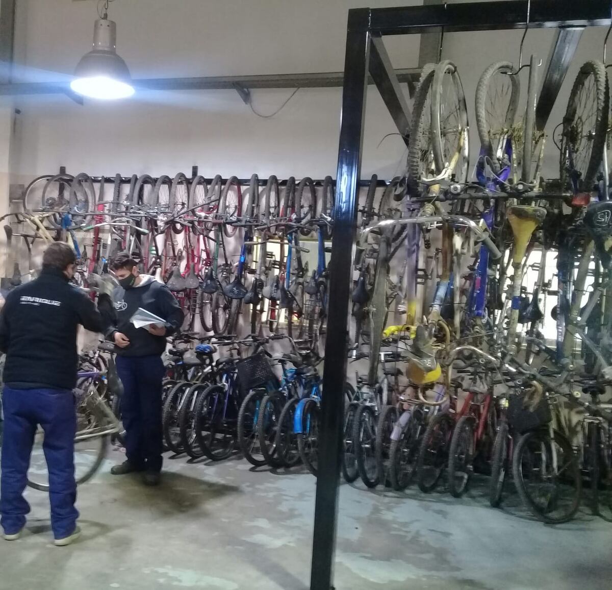 Internos del penal de Bouwer reciclaron bicicletas que se dispondrán para el servicio público. (Prensa Gobierno)
