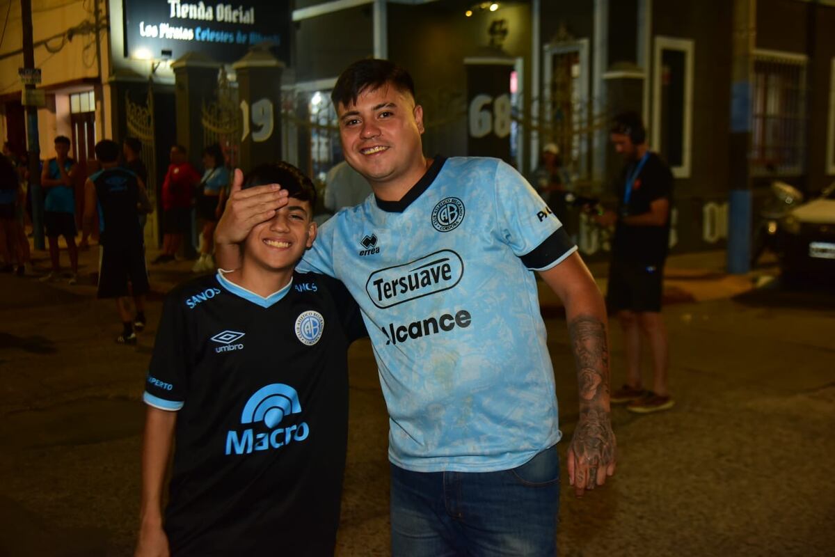 Los hinchas de Belgrano en la previa ante Banfield. (Nicolás Bravo / La Voz).