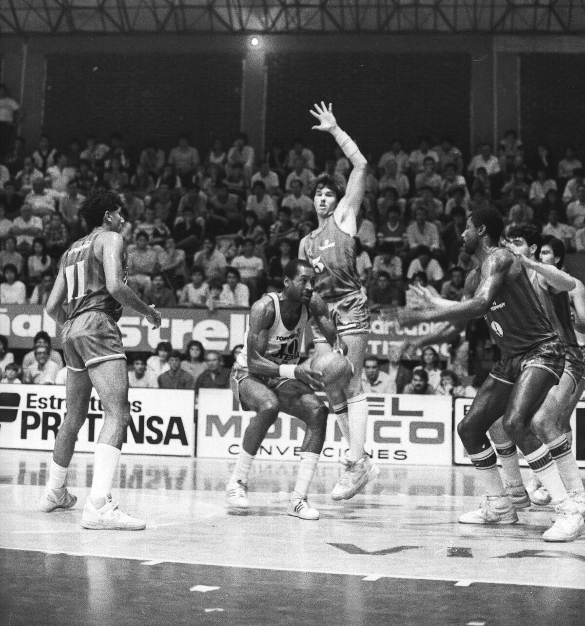 Norton Barnhill llegó por primera vez a Córdoba en 1980. Fue el primer extranjero de Atenas, actuó en la Asociación Cordobesa y en 1985 jugó en la primera Liga Nacional con el Verde. (La Voz / Archivo)