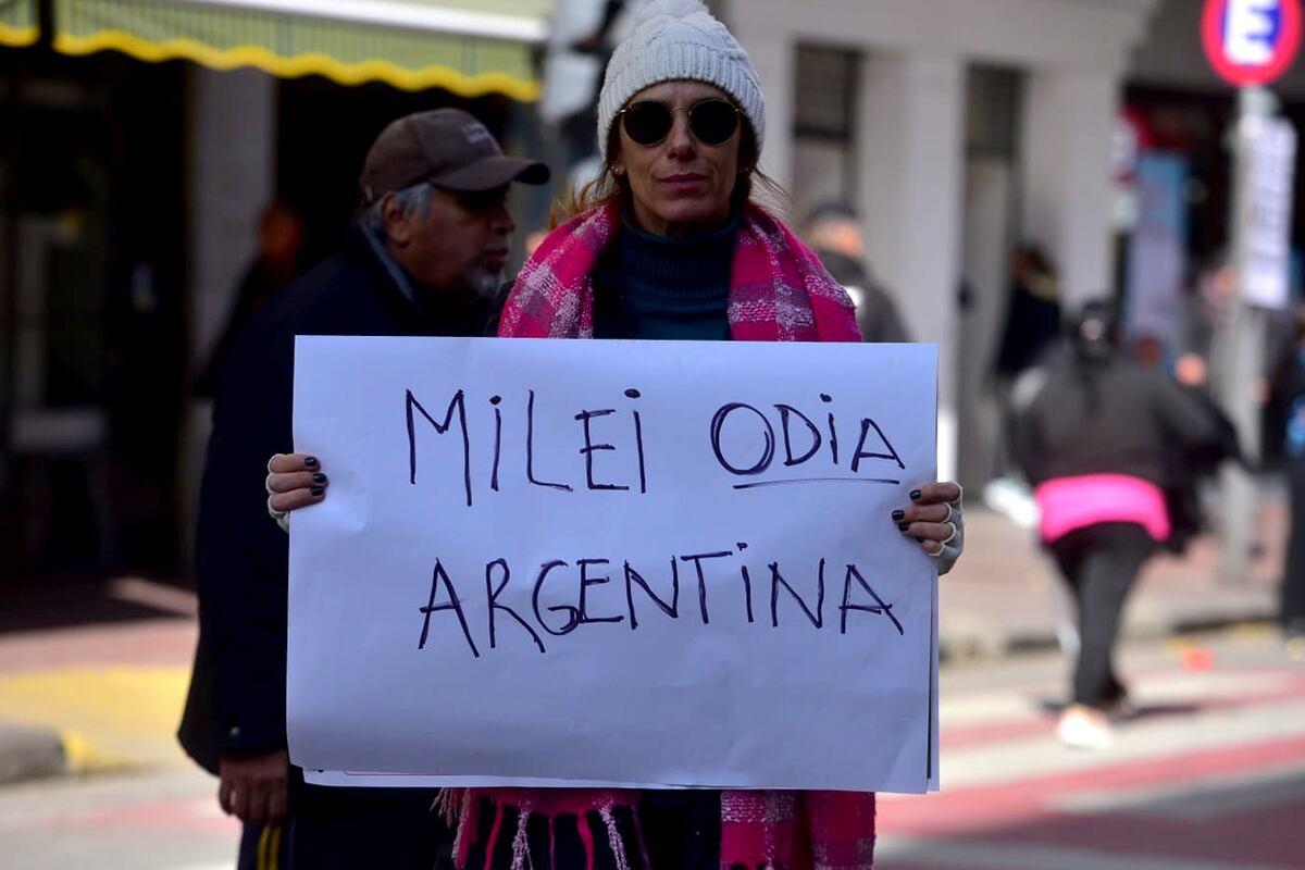 Las dos CGT, en Colón y General Paz. Concentran y marchan en contra de la visita del presidente Javier Milei. (José Gabriel Hernández / La Voz)
