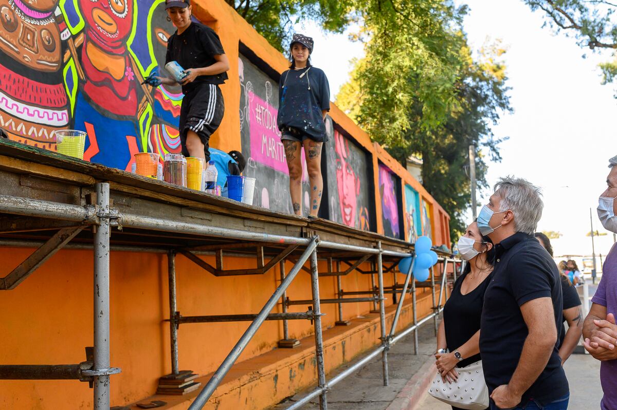Una artista completa un mural en la zona de barrio Urca (Municipalidad de Córdoba).