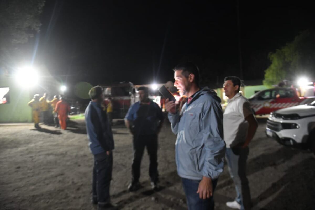 Comité de emergencia de intendentes y bomberos en La Granja ( La Voz / Javier Ferreyra ).