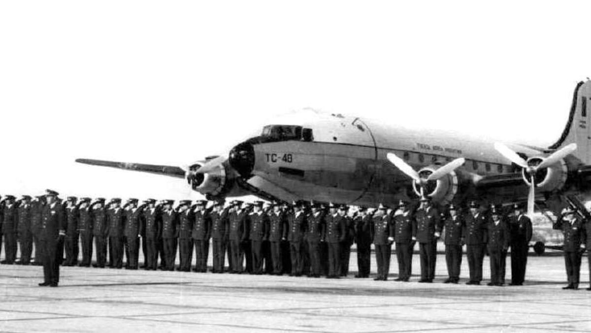 Los cadetes y oficiales formados frente al avión antes del despegue en el aeropuerto El Plumerillo, Mendoza. (Archivo /La Voz)