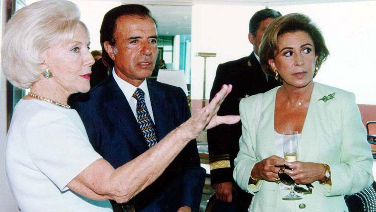 EN LOS 90. El presidente Carlos Menem junto a la empresaria Amalia de Fortabat y a la secretaria María Julia Alsogaray (Archivo).