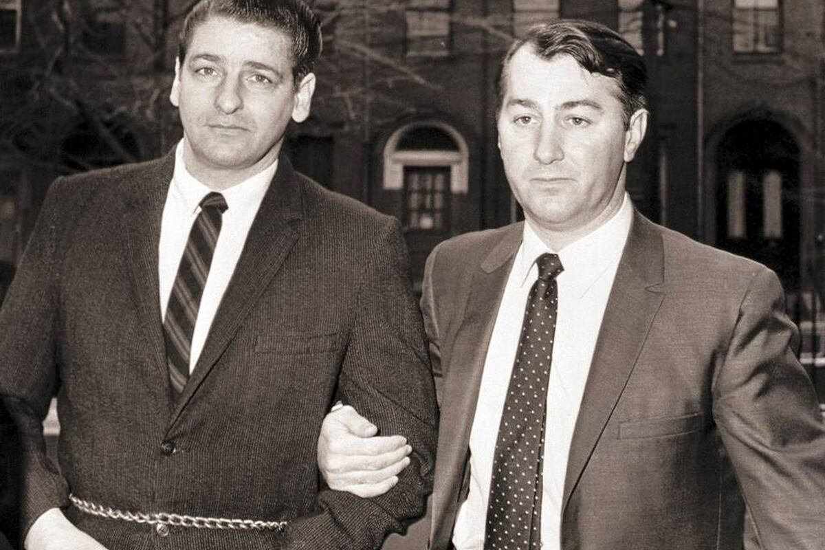 Albert Henry de Salvo, arrestado, de camino al juicio.