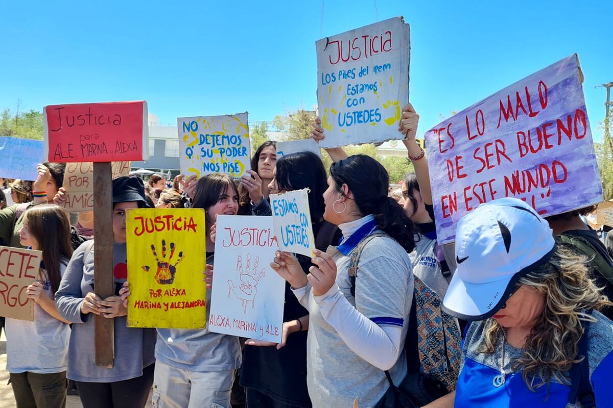 Una del marchas en reclamo de justicia en Traslasierra por el trágico choque en las Altas Cumbres de 2022.