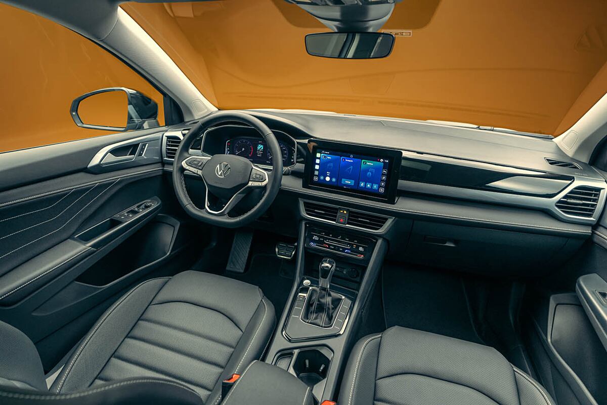 El equipamiento de seguridad es completísimo e incluye 6 airbags y numerosas asistencias a la conducción (ADAS).