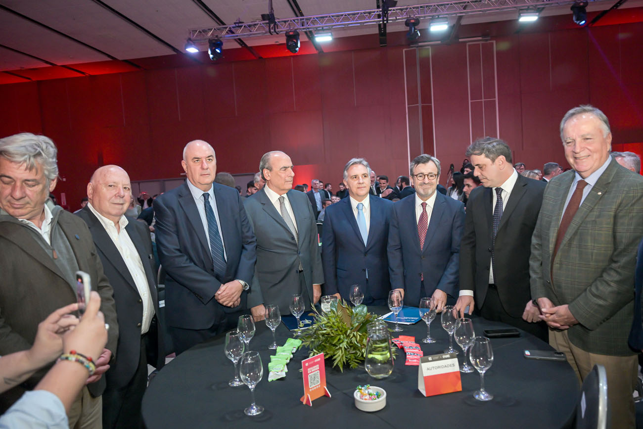 Martín Llaryora llamó a defender la industria.