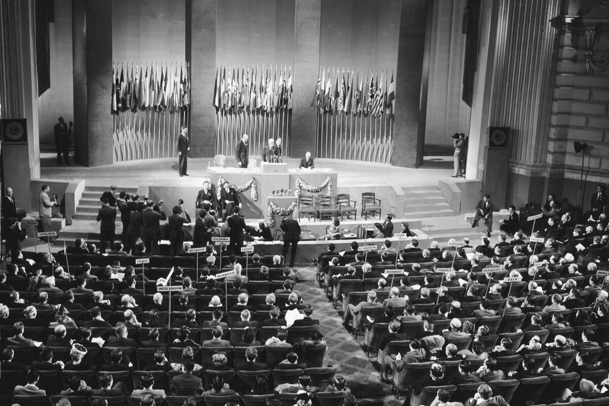 ARCHIVO – Delegados de la Conferencia de las Naciones Unidas adoptan unánimemente la Carta de las Naciones Unidas en San Francisco, el 26 de junio de 1945. (AP Foto, Archivo)