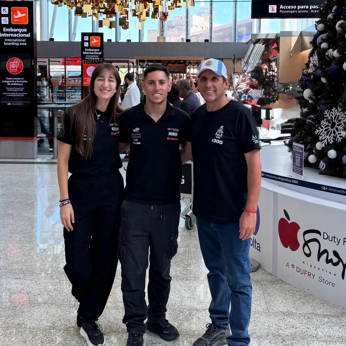 Valentina, Nicolás y Fernando Acosta, previo a partir desde Ezeiza. (Gentileza Juan Carlos Lopresti)