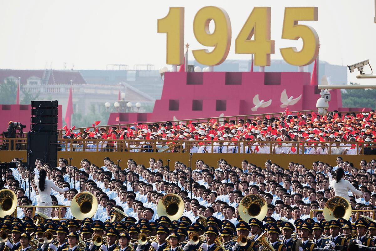 Un coro actúa antes de un desfile militar para conmemorar el 80 aniversario de la rendición de Japón en la Segunda Guerra Mundial. (AP)