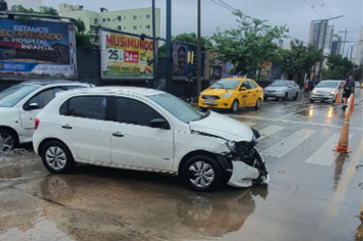 El auto dañado. (Policía)