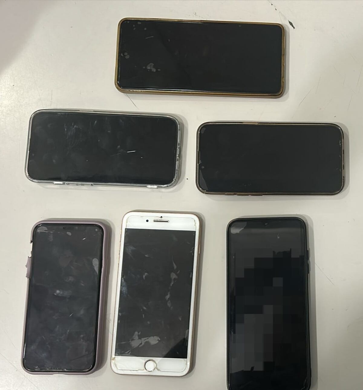 Villa Carlos Paz: tenían 6 iPhones en su poder y quedaron detenidos.