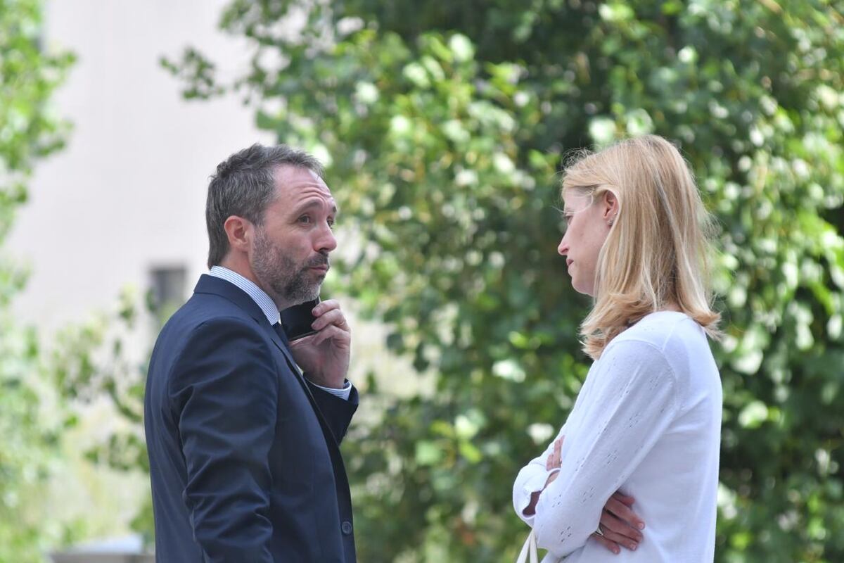 Lucrecia Piñero, la madre de Pedro Gambero, junto a su abogado. (Tomy Fragueiro / La Voz)