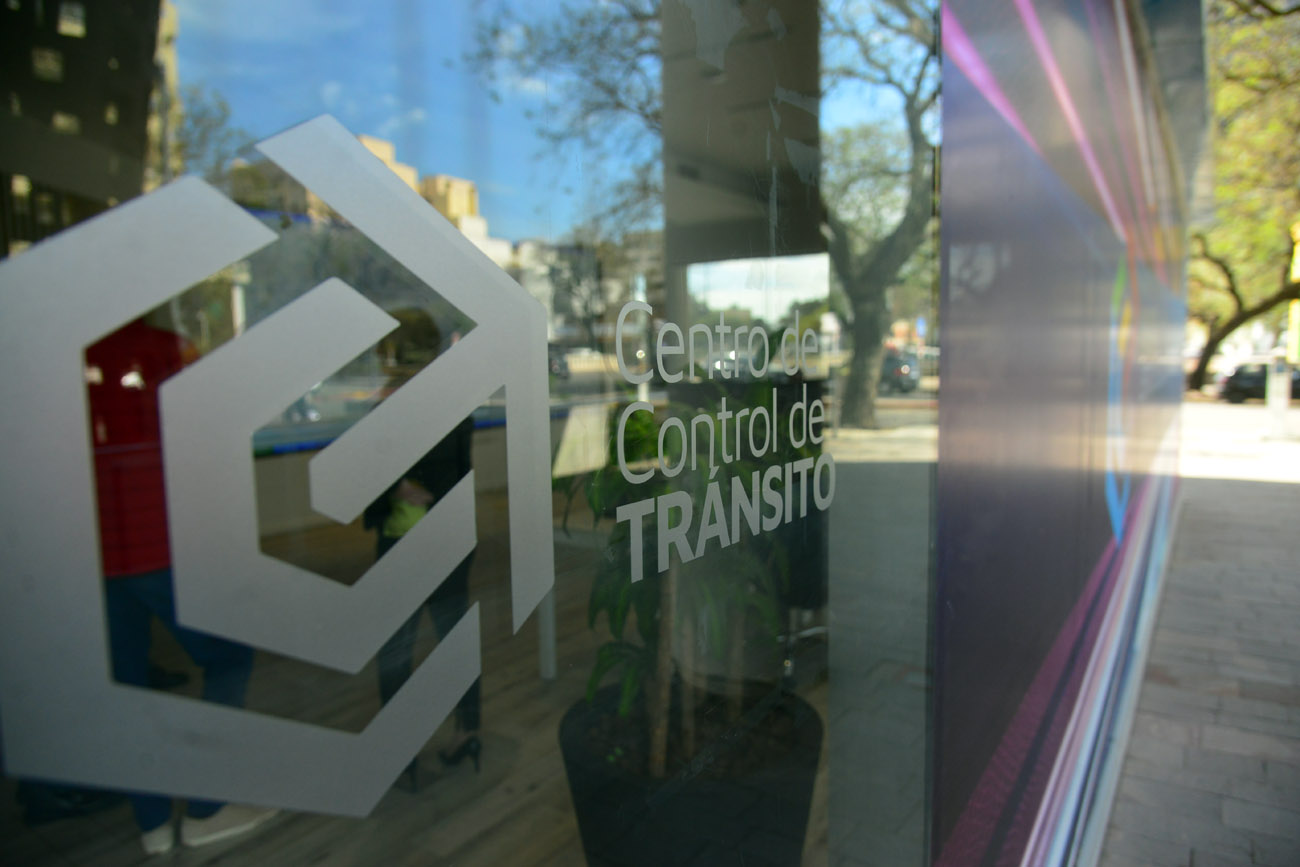 El Centro de Control de Tránsito de la Municipalidad de Córdoba monitorea las cámaras colocadas en diferentes puntos de la ciudad. (Nicolás Bravo / La Voz)