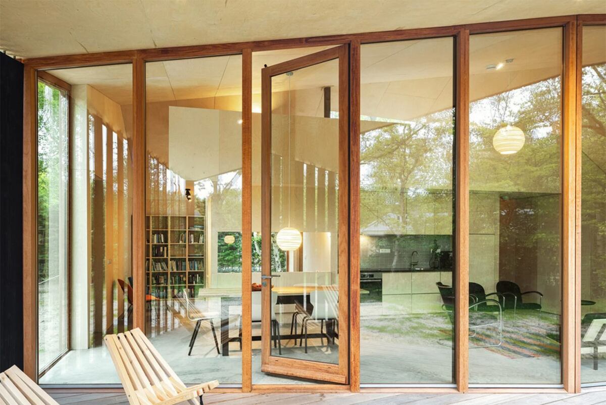 Entre las propuestas eco-sustentables que ofrece la casa se destacan los paneles solares y el sistema de drenaje de agua de lluvia para riego.