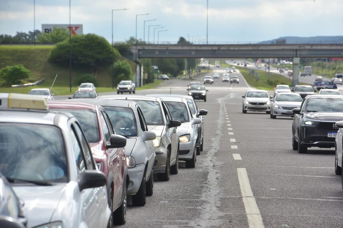 El martes último. Regreso de turistas tras el fin de semana largo en autopista Carlos Paz-Córdoba. (José Hernández / La Voz)