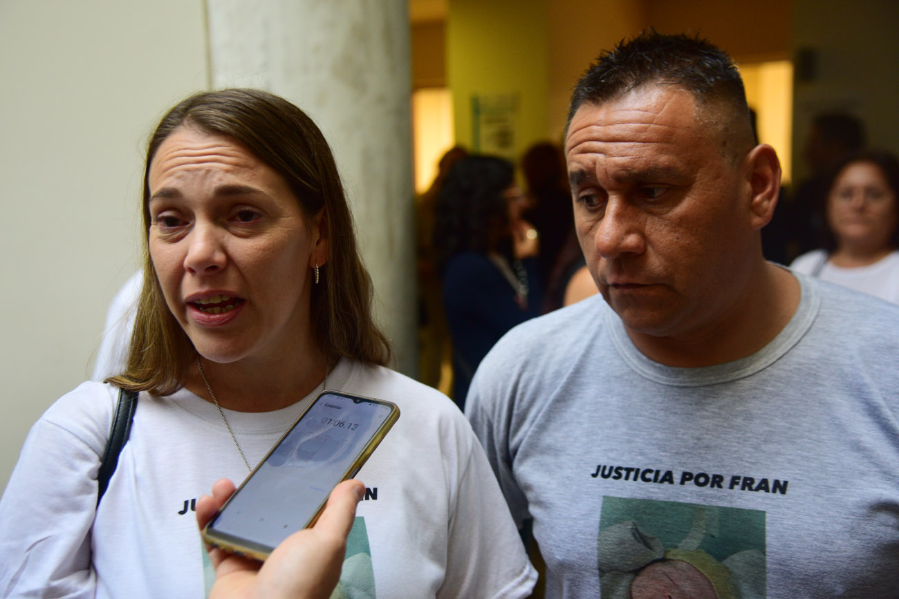 Juicio Neonatal. Vanessa Cáceres y Raúl Calderón, los padres del primer bebé que murió en el Hospital Neonatal de Córdoba. (Nicolás Bravo / La Voz)