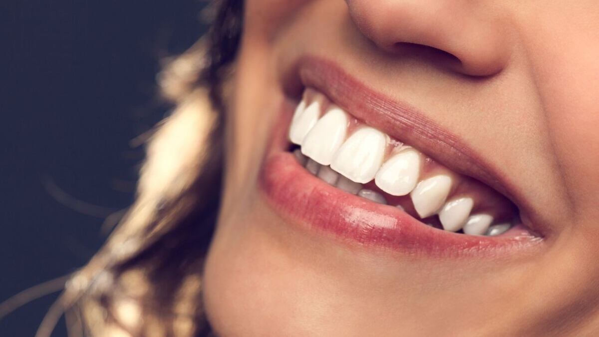 El verdadero truco para eliminar el sarro y tener dientes blancos: lo que recomiendan los odontólogos