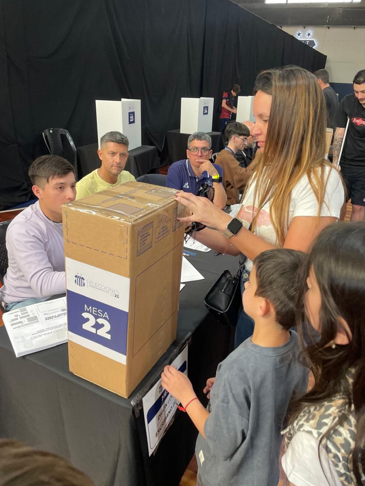 Ayelén Escalante Díaz, asambleísta suplente de Adelante Talleres, fue a votar con su hermana Candela. Son las hijas de Alberto "Pocholo" Escalante -dirigente histórico albiazul e integrante del Fondo de Inversión que saneó al club-, ayer recordado por Fassi cuando fue proclamado.