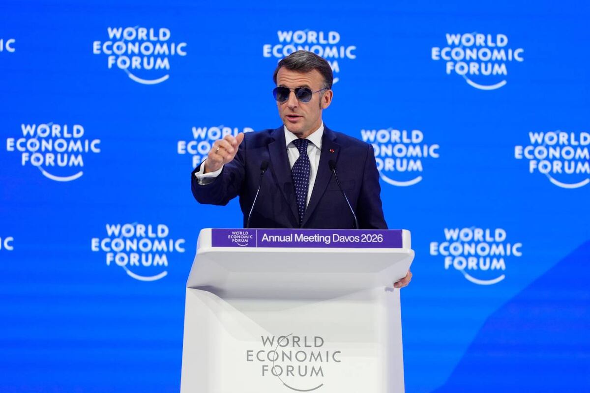 El presidente francés, Emmanuel Macron, asistió con unos llamativos lentes a la reunión anual del Foro Económico Mundial en Davos, Suiza. (AP / Markus Schreiber)