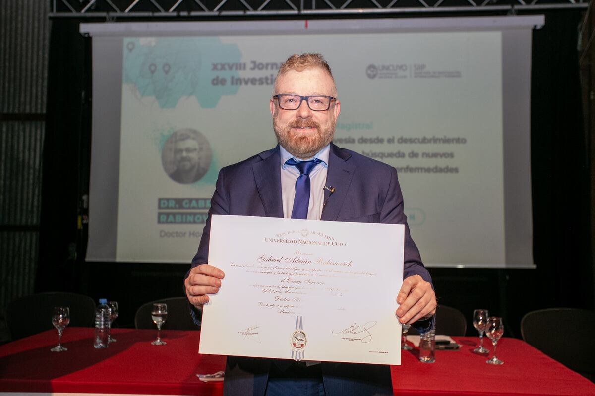 El doctor Gabriel Rabinovich en el acto de la Universidad Nacional de Cuyo con el diploma de Doctor Honoris Causa.
Foto: Hernán Quiroga / Prensa UNCuyo.