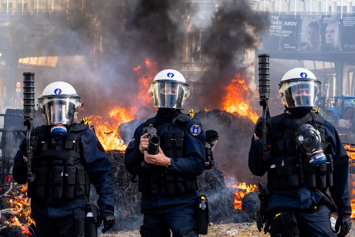 Protestas de agricultores contra el acuerdo UE-Mercosur paralizaron Bruselas durante la cumbre europea. (AP Photo/Marius Burgelman)