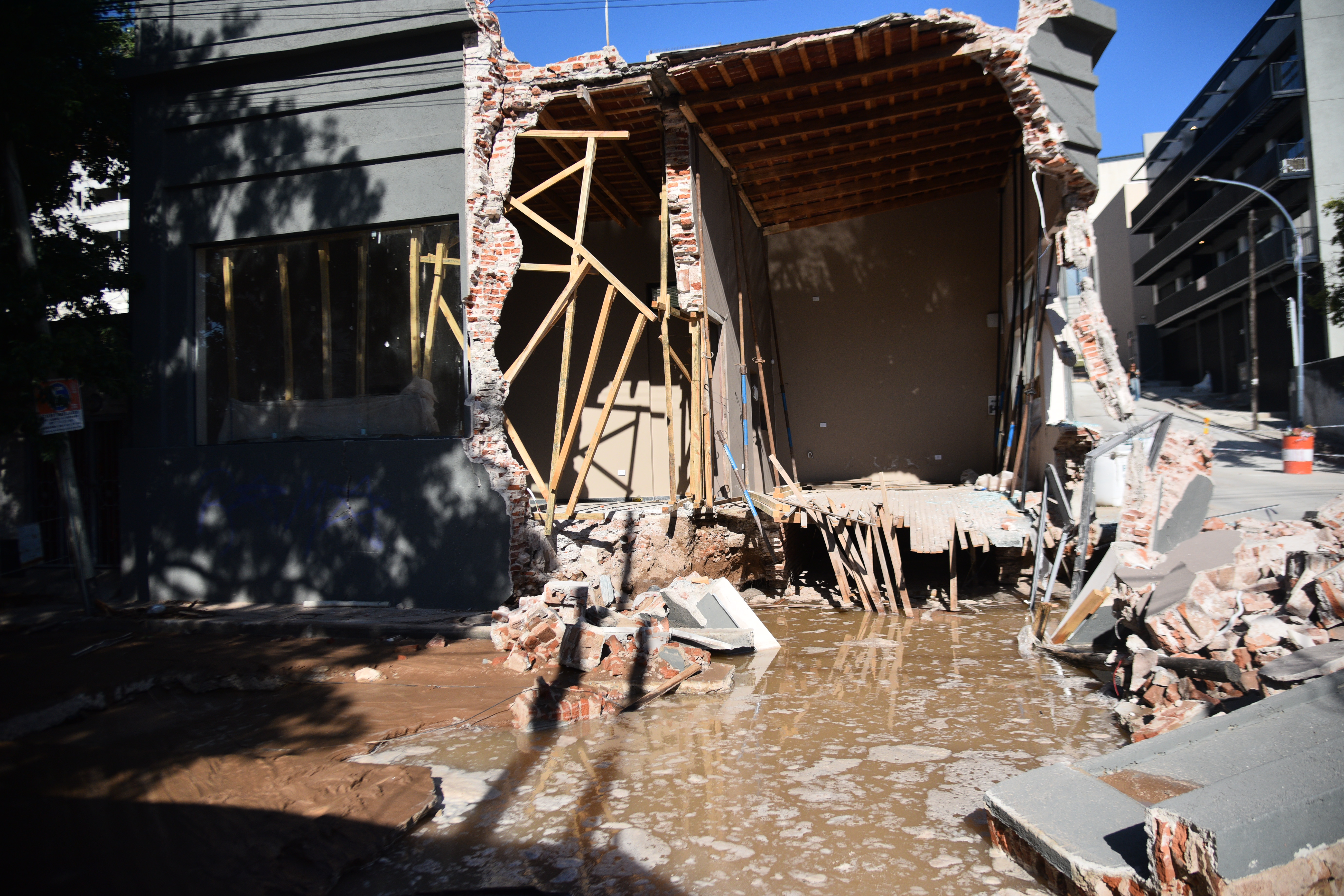 Derrumbe y socavón en barrio Güemes por la rotura de un caño de agua.
