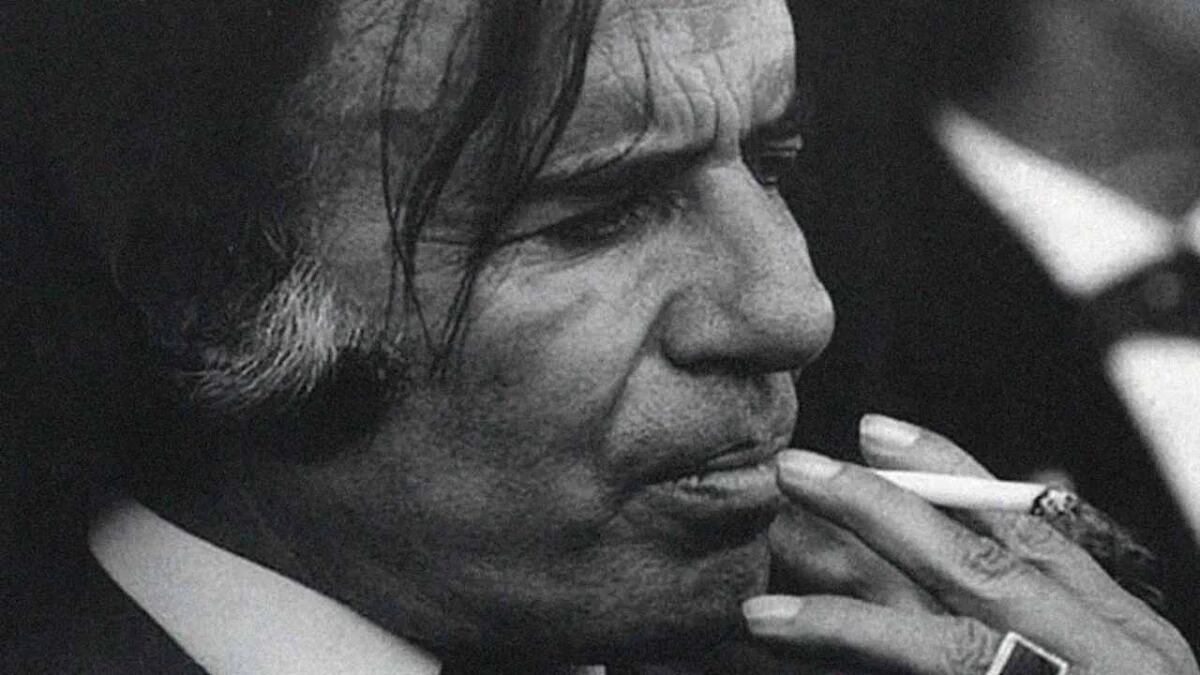 La foto del mechón de Carlos Menem durante el anuncio del indulto, en la mirada del fotógrafo presidencial.