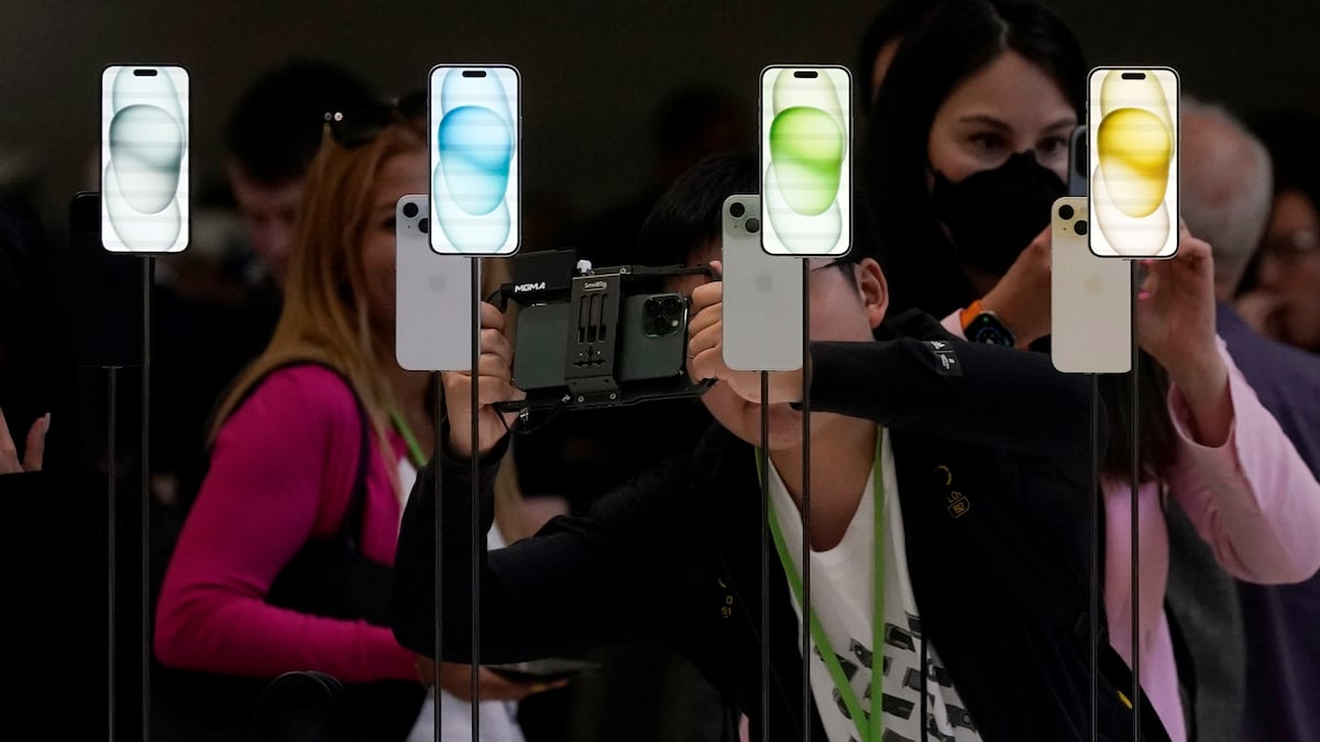 Tim Cook, líder de Apple. El lanzamiento del nuevo iPhone 15 en sus diferentes versiones. (DPA)